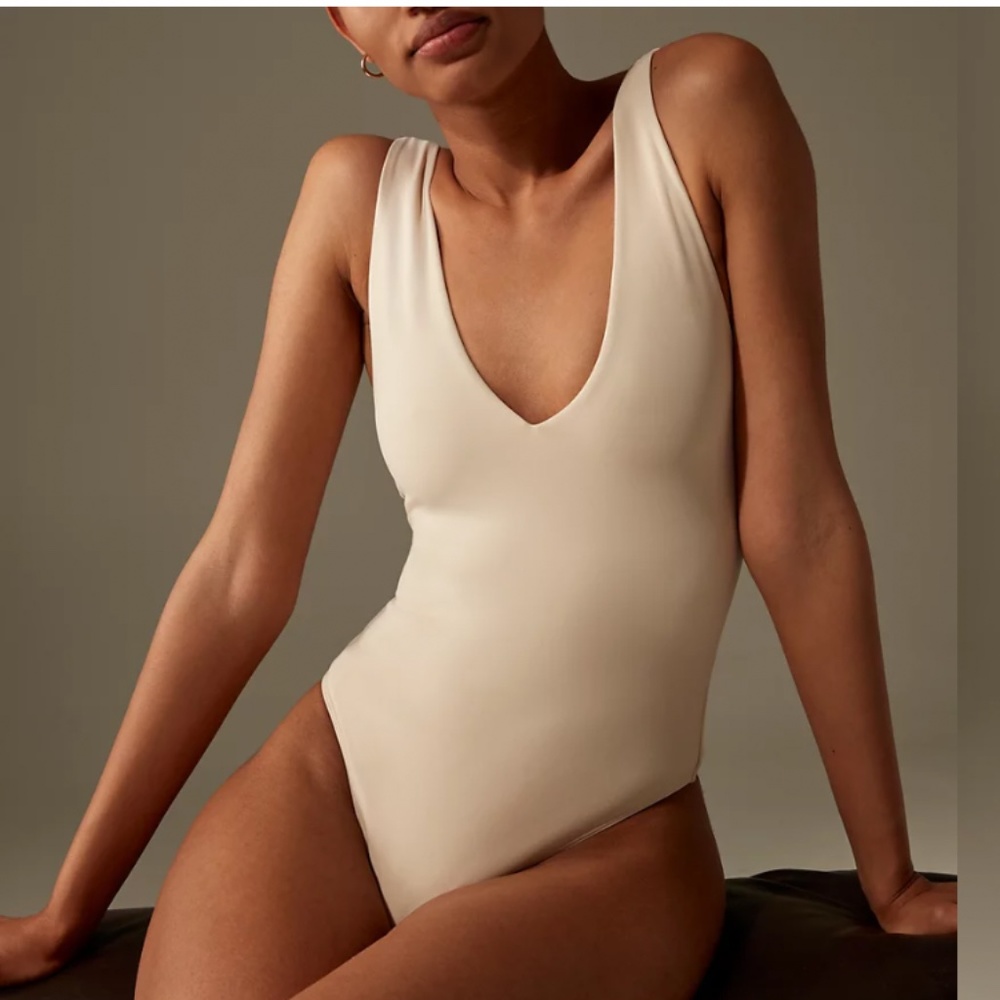 Aritzia Babaton Contour Deep V Neck Bodysuit XS NWT